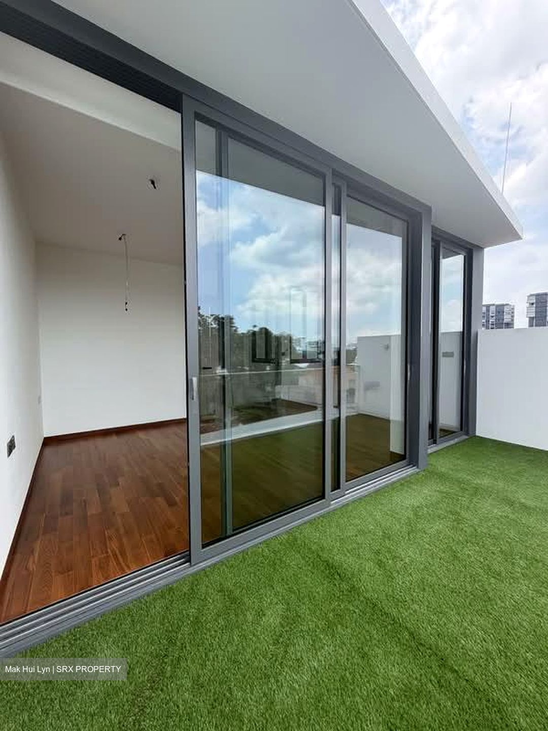 Simon Lane (D19), Terrace #561166021